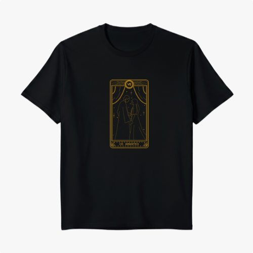 Camiseta com estampa frontal de carta de tarô estilizada, mostrando duas figuras sob um arco estrelado, com ornamentos detalhados ao redor.