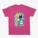 Camiseta com estampa frontal de assinatura estilizada em caligrafia cursiva e estampa traseira de diversos personagens em estilo cartunesco rodeados por elementos coloridos.