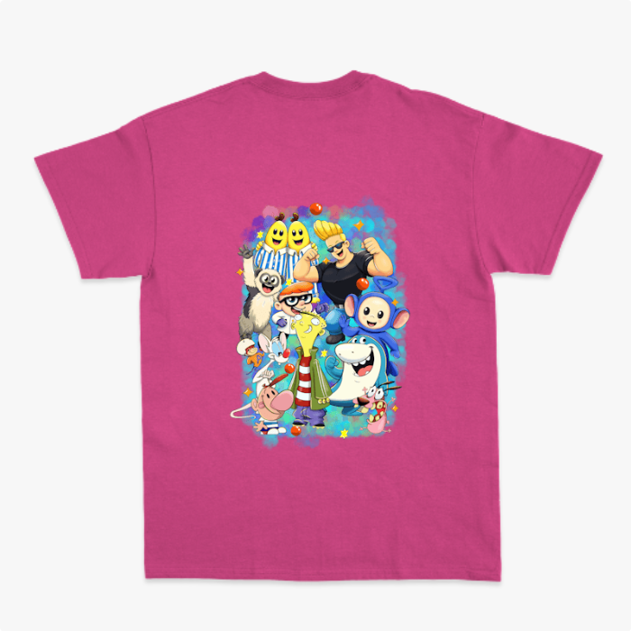 Camiseta com estampa frontal de assinatura estilizada em caligrafia cursiva e estampa traseira de diversos personagens em estilo cartunesco rodeados por elementos coloridos.