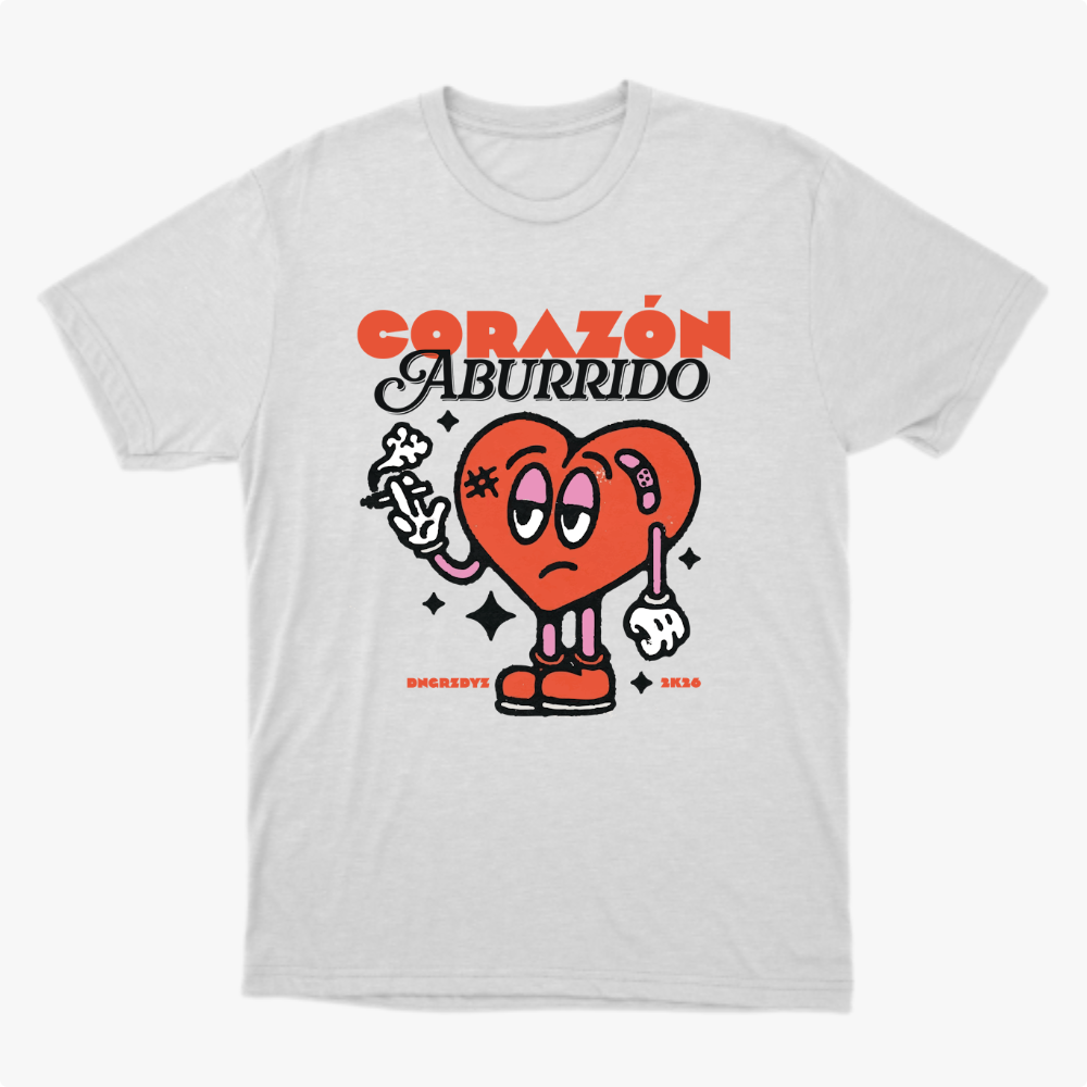 Camiseta com estampa frontal de coração animado segurando uma flor murcha, com adesivo e olhar entediado, rodeado por estrelas e texto "Corazón Aburrido".