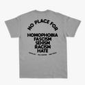 Camiseta com estampa frontal de logotipo estilizado "VALA" e estampa traseira com texto em negrito "NO PLACE FOR" seguido de palavras contra discriminação e ódio.
