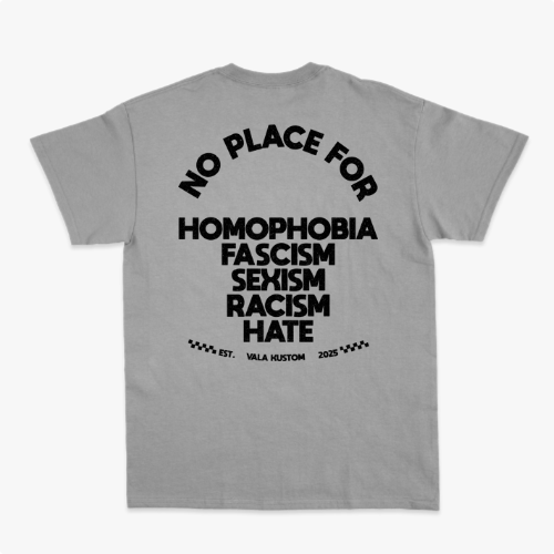 Camiseta com estampa frontal de logotipo estilizado "VALA" e estampa traseira com texto em negrito "NO PLACE FOR" seguido de palavras contra discriminação e ódio.