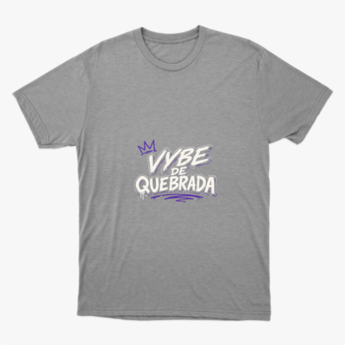 Camiseta com estampa frontal de letras estilizadas "Vybe de Quebrada" acompanhadas de uma coroa sobre o "V" e um traço com efeito de spray na parte inferior.