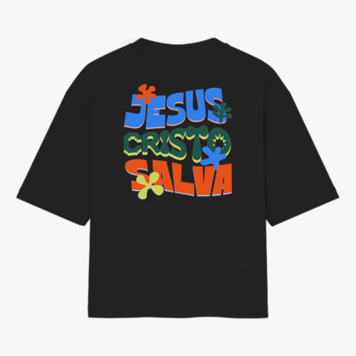 Camiseta com estampa frontal de texto "HOPE" estilizado em repetição e estampa traseira de frase "JESUS CRISTO SALVA" acompanhada de flores coloridas.