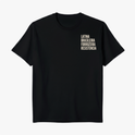 Camiseta com estampa frontal de texto em quatro linhas: "LATINA, BRASILEIRA, FORROZEIRA, RESISTÊNCIA" e estampa traseira de pequeno espiral centralizado.