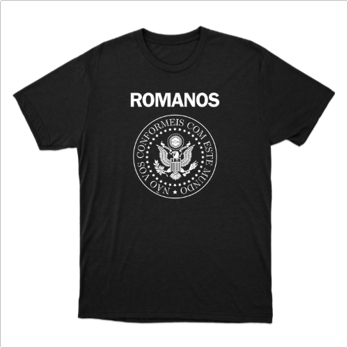 Camiseta com estampa frontal de inscrição "ROMANOS" acima de um selo circular com uma águia centralizada e frase em torno do círculo.