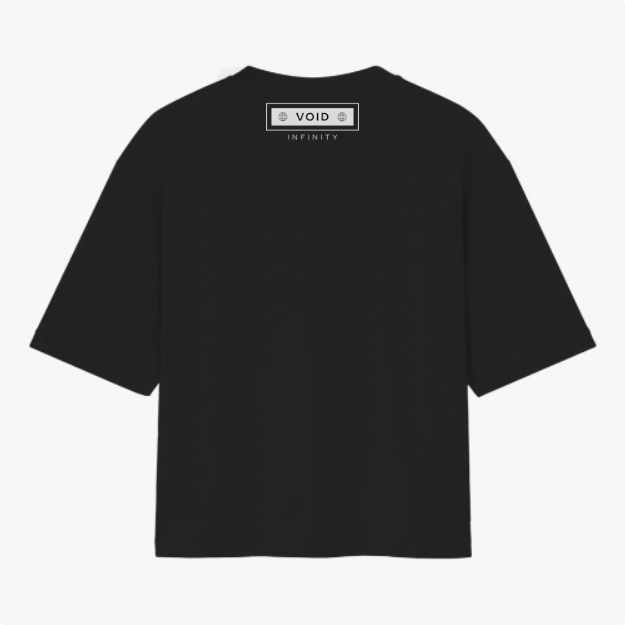 Camiseta com estampa traseira de duas linhas, onde se lê "VOID" cercado por dois círculos, e abaixo "INFINITY", em fonte clara e estilizada.
