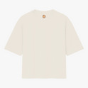 Camiseta com estampa frontal de texto "latina y forrozeira" e estampa traseira de espiral colorida sutil localizada próximo à gola.