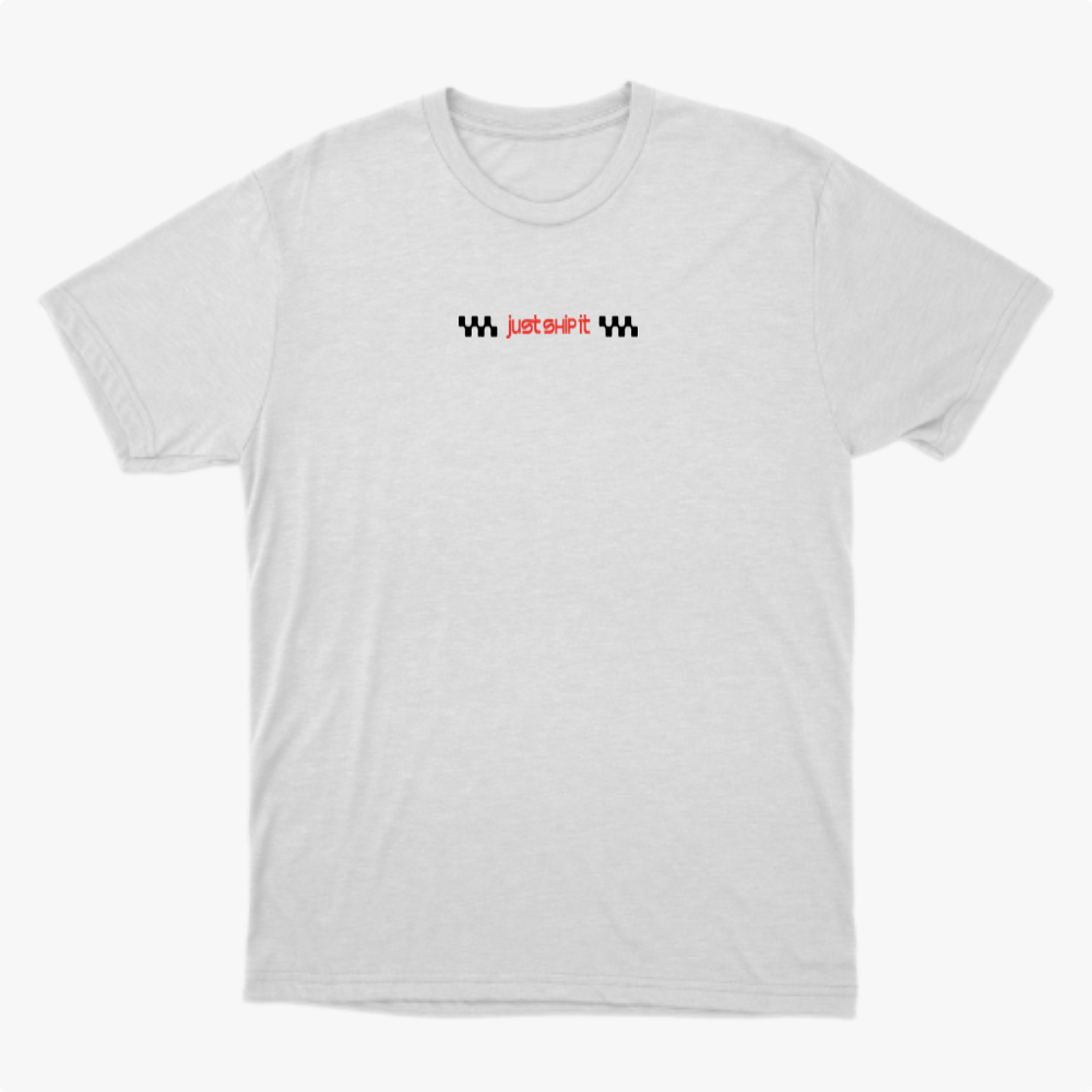 Camiseta com estampa frontal de elementos gráficos e texto "just ship it" e estampa traseira com frase inspiradora em vários estilos tipográficos.