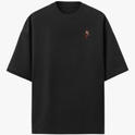 Camiseta com estampa frontal de símbolo geométrico minimalista e estampa traseira de figura detalhada com personagem misterioso centralizado e linhas dinâmicas.