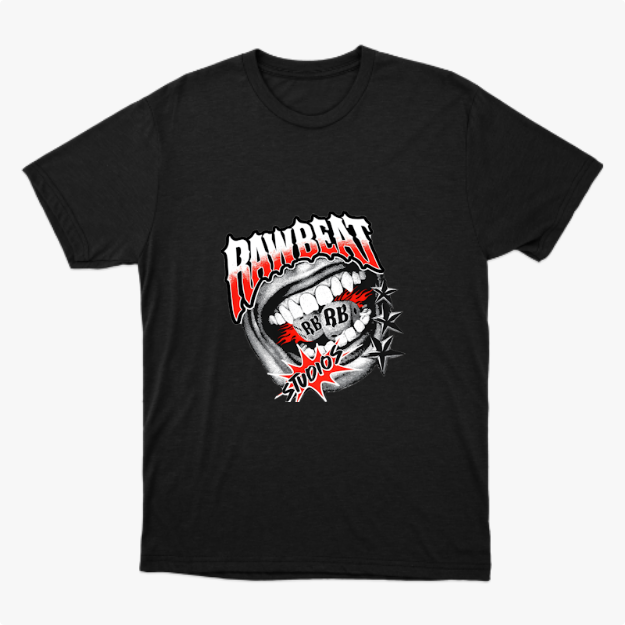 Camiseta com estampa frontal de boca escancarada mostrando a língua com as letras "RB" e estrelas pontiagudas ao lado da palavra "Rawbeat" em destaque.