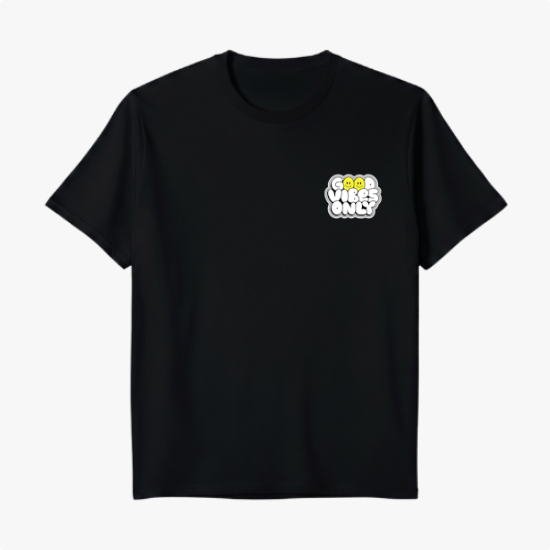 Camiseta com estampa frontal de frase "Good Vibes Only" em estilo tipográfico cheio, com detalhes circulares, destacando-se em camadas sobrepostas.