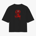 Camiseta com estampa frontal de letras estilizadas "No Mercy Club" com efeito escorrido e estampa traseira de uma cobra com capuz erguido e detalhes geométricos.