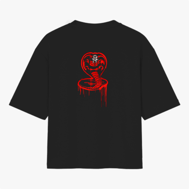 Camiseta com estampa frontal de letras estilizadas "No Mercy Club" com efeito escorrido e estampa traseira de uma cobra com capuz erguido e detalhes geométricos.