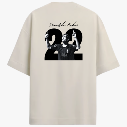 Camiseta com estampa traseira de jogador celebrando, sobreposta ao número 22, com assinatura estilizada acima.