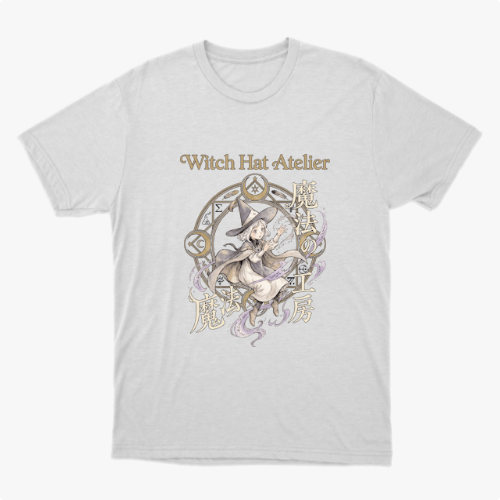 Camiseta com estampa frontal de personagem em estilo mangá, com chapéu de bruxa e elementos místicos circulares, acompanhados de texto estilizado.