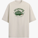 Camiseta com estampa frontal de Jacarezinho, mostrando um crocodilo estilizado com prédios e palmeiras ao fundo, acompanhada das palavras "Rio de Janeiro".