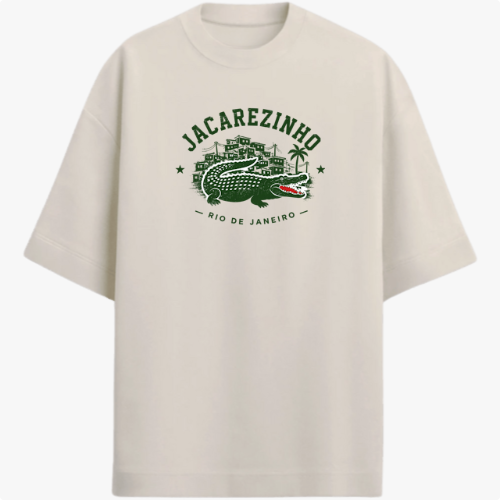 Camiseta com estampa frontal de Jacarezinho, mostrando um crocodilo estilizado com prédios e palmeiras ao fundo, acompanhada das palavras "Rio de Janeiro".