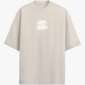 Camiseta com estampa frontal de lettering "God is Good" em estilo grafite e estampa traseira de crucifixo sobre a palavra "Jesus" e texto relacionado.
