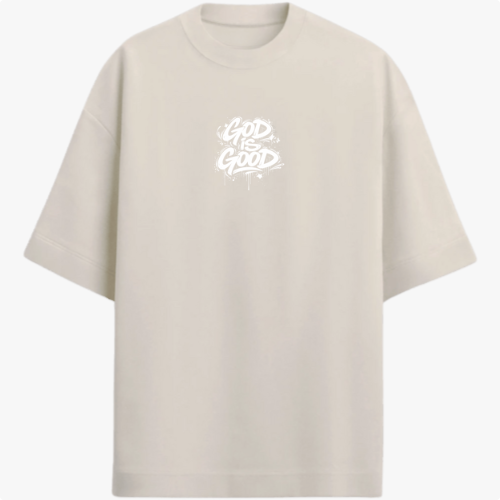 Camiseta com estampa frontal de lettering "God is Good" em estilo grafite e estampa traseira de crucifixo sobre a palavra "Jesus" e texto relacionado.