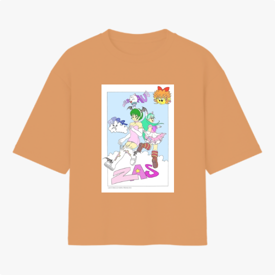 Camiseta com estampa frontal de personagens em um estilo animado, com duas figuras centrais sobre nuvens e textos coloridos ao redor.