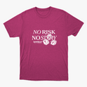 Camiseta com estampa frontal de frase "NO RISK, NO STORY" acompanhada de dois dados numerados com sete e texto adicional "RAWBEAT".