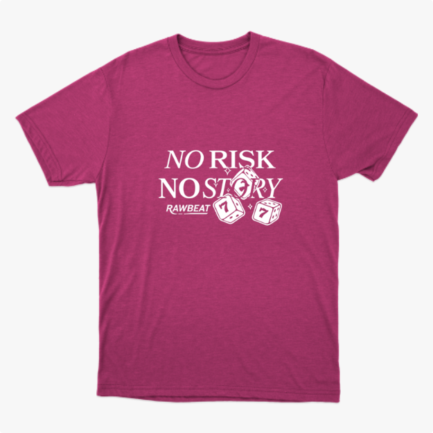 Camiseta com estampa frontal de frase "NO RISK, NO STORY" acompanhada de dois dados numerados com sete e texto adicional "RAWBEAT".