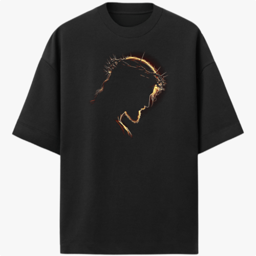 Camiseta com estampa frontal de um perfil contornado de rosto envolto em espinhos e auréola luminosa, destacando traços finos e detalhados.