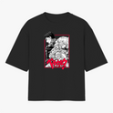 Camiseta com estampa frontal de dois personagens em estilo mangá, destacando-se em um enquadramento retangular com elementos artísticos de linhas e detalhes realçados.
