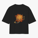 Camiseta com estampa frontal de um sol, um luar, montanhas e o texto "BECAME", e estampa traseira de um sol dourado decorado com símbolos orientais e figuras.