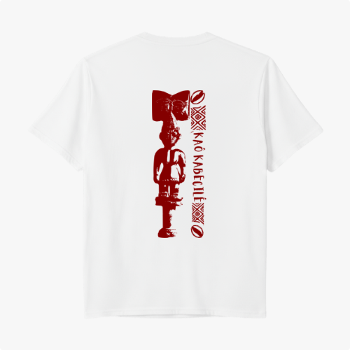 Camiseta com estampa frontal de círculo vazado e estampa traseira de símbolos verticais complexos ao lado de caracteres estilizados, ambos em estilo tribal.