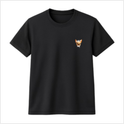 Camiseta com estampa frontal de uma ilustração de cachorro com expressão animada e língua de fora.