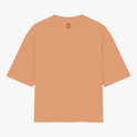 Camiseta com estampa frontal de texto estilizado "latino y forrozeiro" no canto superior esquerdo e estampa traseira de espiral decorativa centralizada no topo.