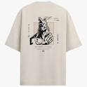 Camiseta com estampa frontal de um emblema listrado com asas e rosto e estampa traseira de personagem musculoso com traços de mangá e texto em japonês.