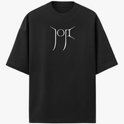 Camiseta com estampa frontal de símbolo estilizado abstrato e estampa traseira de imagem futurista com a inscrição "PIXELATED KISSES".