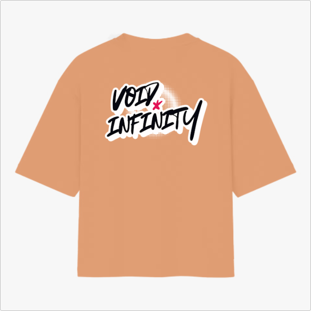 Camiseta com estampa traseira de texto estilizado "Void Infinity" com efeito de sombra pontilhada e um pequeno detalhe em forma de estrela.