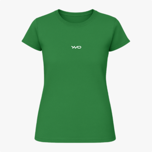 Camiseta com estampa frontal de um discreto logotipo estilizado em fonte moderna.