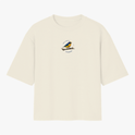 Camiseta com estampa frontal de um pássaro sobre um galho, rodeado por um texto circular e estampa traseira de um pássaro com texto "Fim Fim Zoowear".