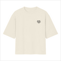 Camiseta com estampa frontal de "Sunday Running Club" em letras pequenas no peito e estampa traseira de "Sunday Running Club" grande, com "Nines Studios".