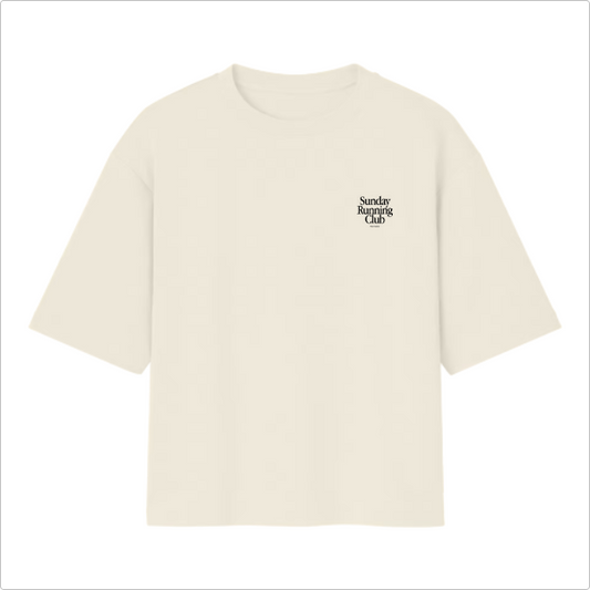 Camiseta com estampa frontal de "Sunday Running Club" em letras pequenas no peito e estampa traseira de "Sunday Running Club" grande, com "Nines Studios".