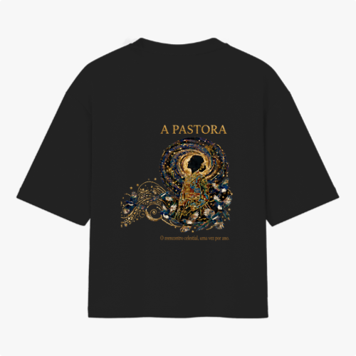 Camiseta com estampa frontal de intrincados padrões florais e texto centralizado, e estampa traseira de figura celestial com a inscrição "A PASTORA".