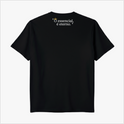 Camiseta com estampa frontal de letra "A" estilizada e coroa acima e estampa traseira com frase "O essencial, é eterno." com uma pequena coroa.