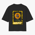 Camiseta com estampa frontal de girassol estilizado com sorriso, cercado por moldura amarela com padrões gráficos e texto "NICE DAY" em destaque.