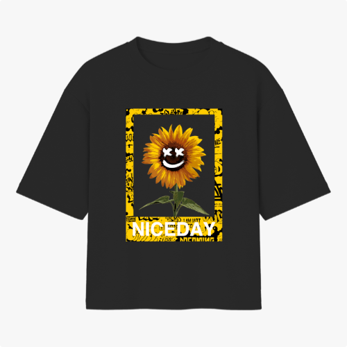 Camiseta com estampa frontal de girassol estilizado com sorriso, cercado por moldura amarela com padrões gráficos e texto "NICE DAY" em destaque.