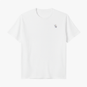 Camiseta com estampa frontal de figura estilizada minimalista e estampa traseira de escudo detalhado com texto artístico ao redor e pequenas estrelas decorativas.