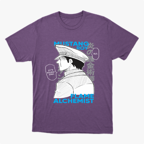 Camiseta com estampa frontal de personagem estilo mangá em perfil, com chapéu militar, acompanhada de textos como "Mustang Roy" e "Flame Alchemist".