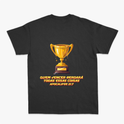 Camiseta com estampa frontal de troféu pequeno no peito e estampa traseira de grande troféu com inscrição: "QUEM VENCER HERDARÁ TODAS ESSAS COISAS APOCALIPSE 2:7".