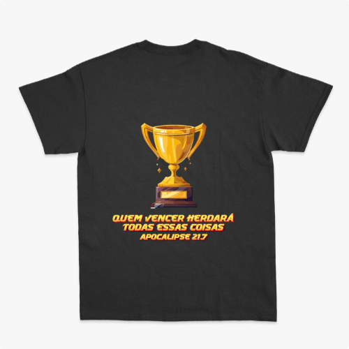 Camiseta com estampa frontal de troféu pequeno no peito e estampa traseira de grande troféu com inscrição: "QUEM VENCER HERDARÁ TODAS ESSAS COISAS APOCALIPSE 2:7".