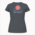 Camiseta com estampa frontal de logo estilizado com elemento circular e detalhes pontiagudos e estampa traseira de esfera central e orbitais entrelaçados.