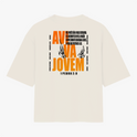 Camiseta com estampa frontal de texto circular "MOVE" e estampa traseira de texto "AVIVA JOVEM" com chamas e citação bíblica de 1 Pedro 2:9.